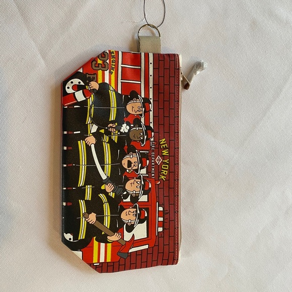 NWT- NYC Themed Cosmetic Bag - Picture 1 of 3